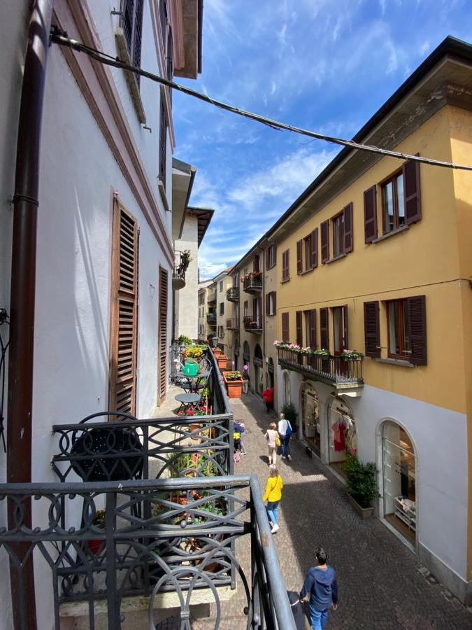 La Casa Del Corso Apartment Arona Luaran gambar